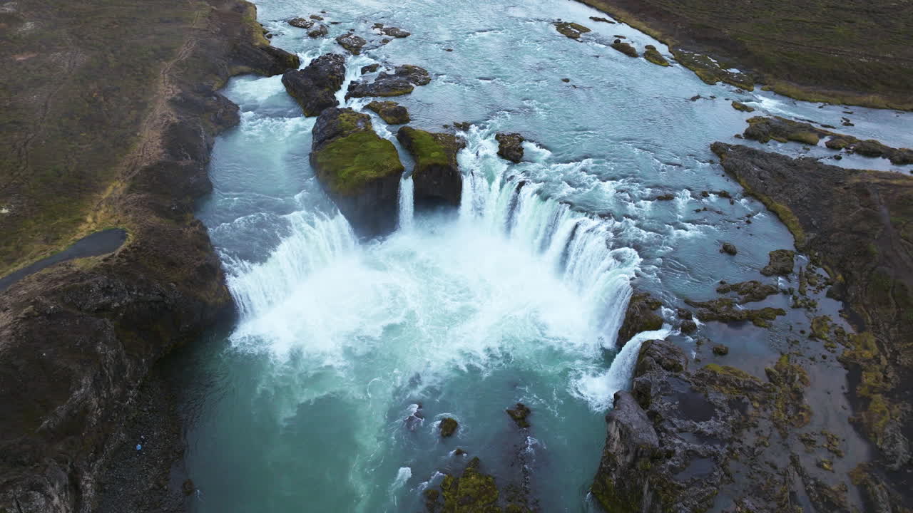 la famosa cascada islandesa de godafoss - panorámica aérea