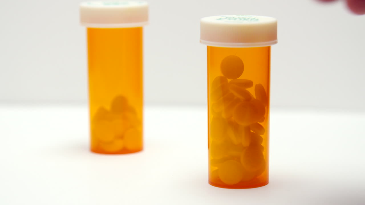 두 개의 약병이 흰색 카운터에 앉아 있다