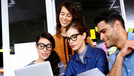 ejecutivos sonrientes discutiendo sobre la computadora portátil durante la reunión