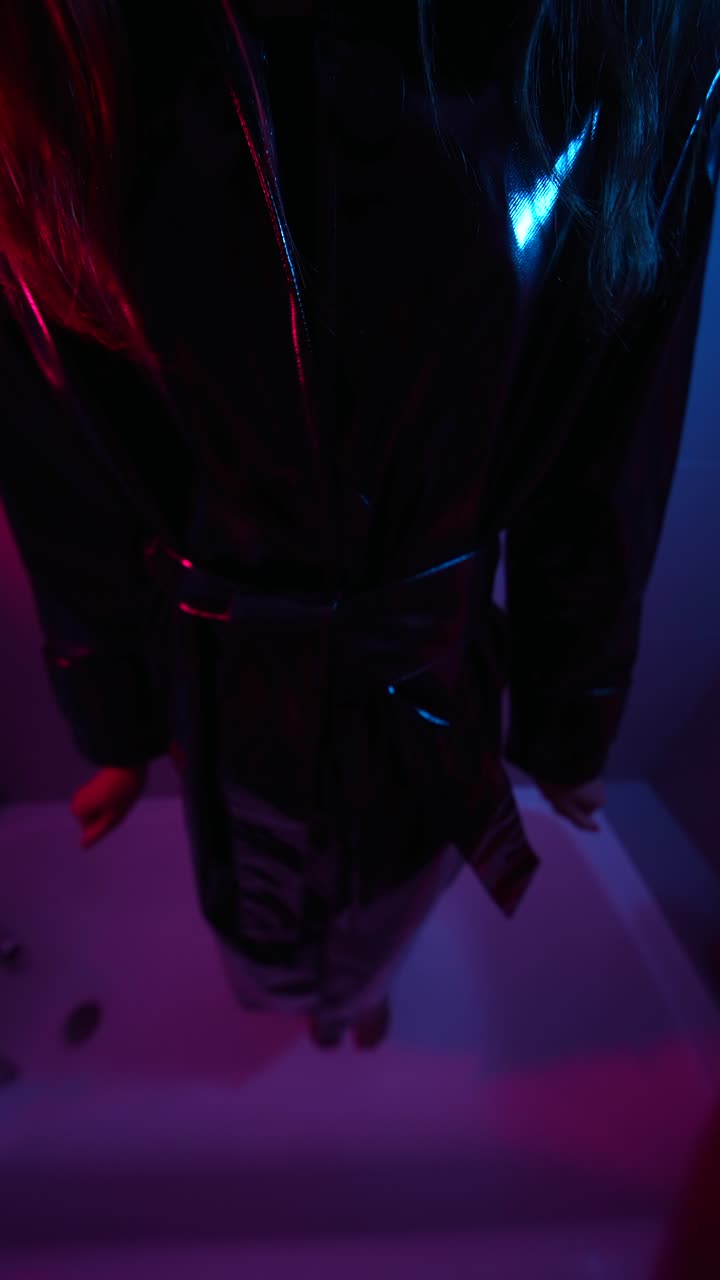 Mani che offrono pillole rosse e bianche sotto luci al neon drammatiche