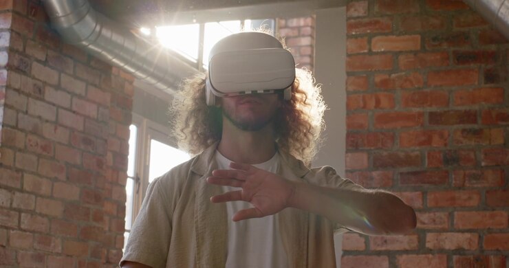 Uomo adulto con visore VR bianco dopo l'attivazione del dispositivo, che pizzica, scorre e seleziona menu in un loft