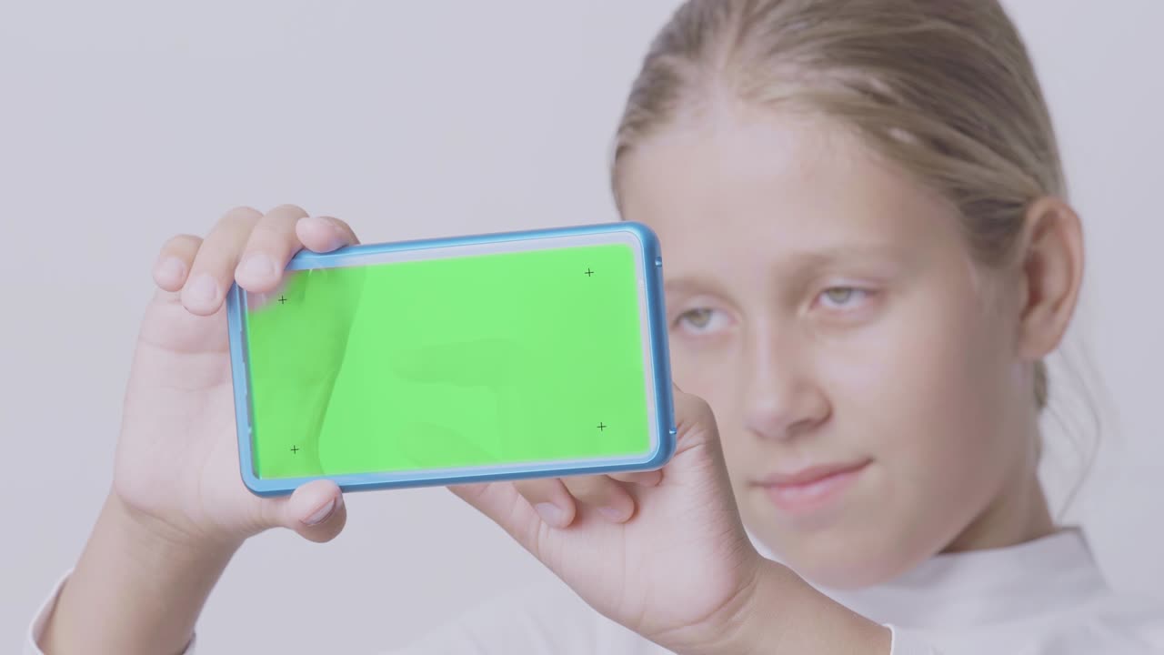 la chica presiona en el concepto de interfaz de usuario futurista pantalla transparente. pantalla verde.