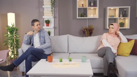 el marido y la mujer musulmanes no hablan entre sí. familia musulmana.