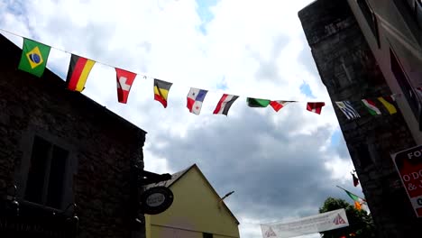 Línea-De-Varias-Banderas-Nacionales-Colgando-Sobre-La-Calle-Quay