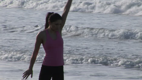 Mujer-Estirándose-En-La-Playa