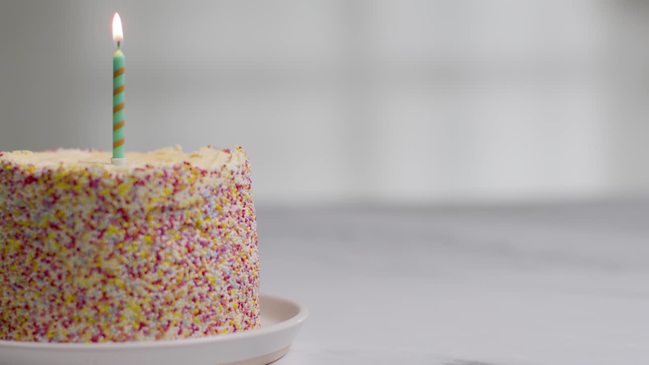 foto de estudio pastel de cumpleaños cubierto con adornos y velas encendidas solo 3