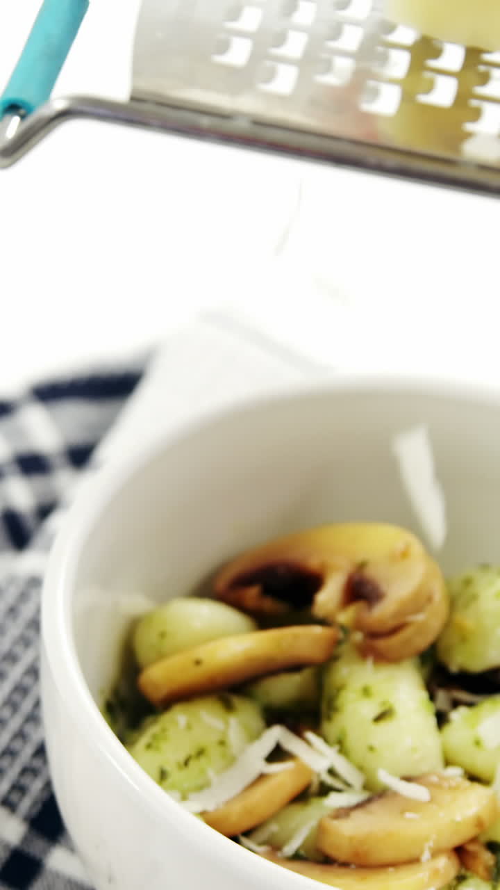 adornar la pasta con queso