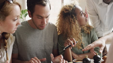 Start-up-Treffen-Für-Kleine-Unternehmen-Im-Café,-Bei-Dem-Touchscreen-Geräte-Gemeinsam-Genutzt-Werden