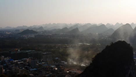 Niebla-Matutina-Sobre-Guilin-Hermoso-Paisaje-De-Montaña-Kárstica,-Muñeca-Aérea-Cinematográfica-4k