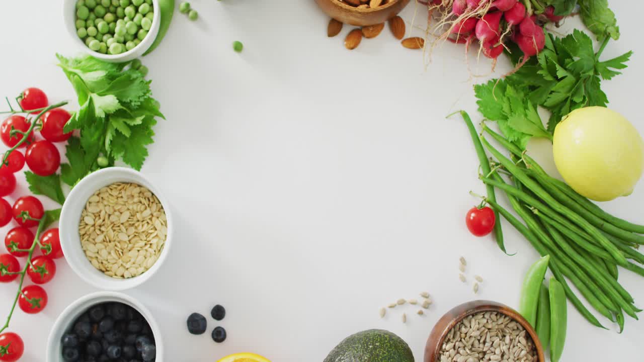 vídeo de verduras frescas, semillas y bayas con espacio de copia sobre fondo blanco