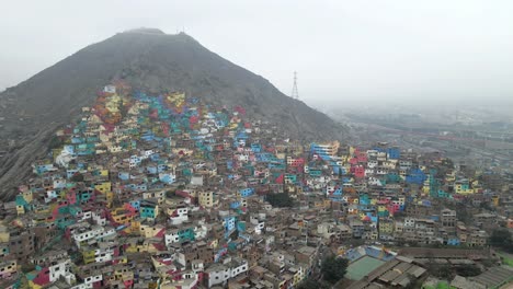 el dron revela el tranquilo encanto de la colina de san cristóbal en lima