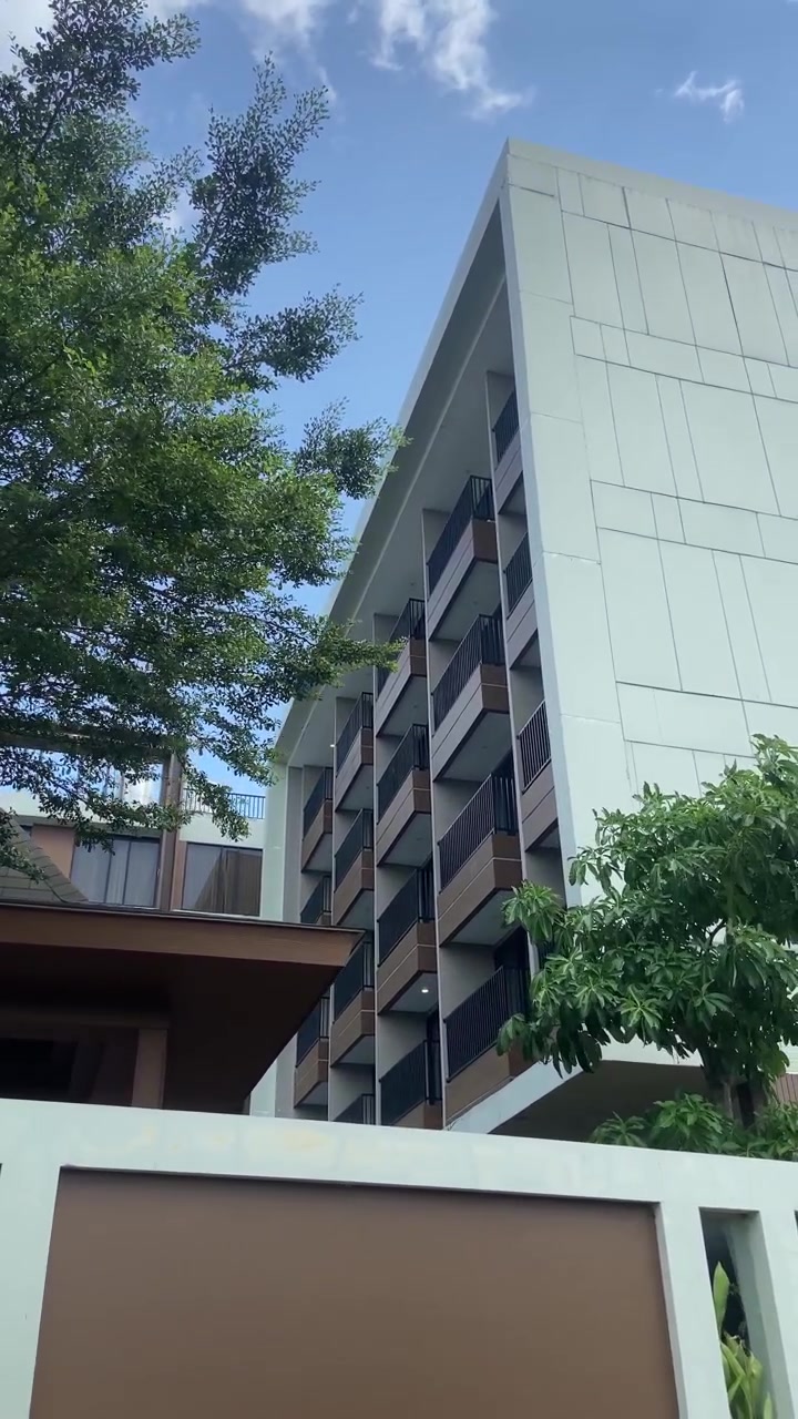 Vista en contrapicado de un edificio de apartamentos moderno con balcones