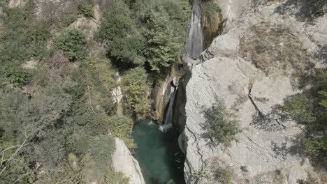 Toma-De-Arriba-Hacia-Abajo-Con-Drones-De-La-Cascada-De-Bogova-En-Verano-En-Albania-En-Las-Montañas-En-Un-Día-Soleado-Sin-Gente-Alrededor-Y-Agua-Azul-Clara