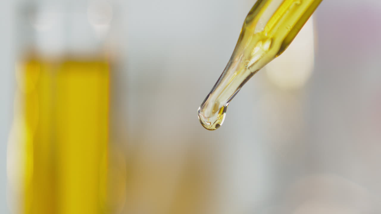 вид на пипетку с желтым косметическим маслом