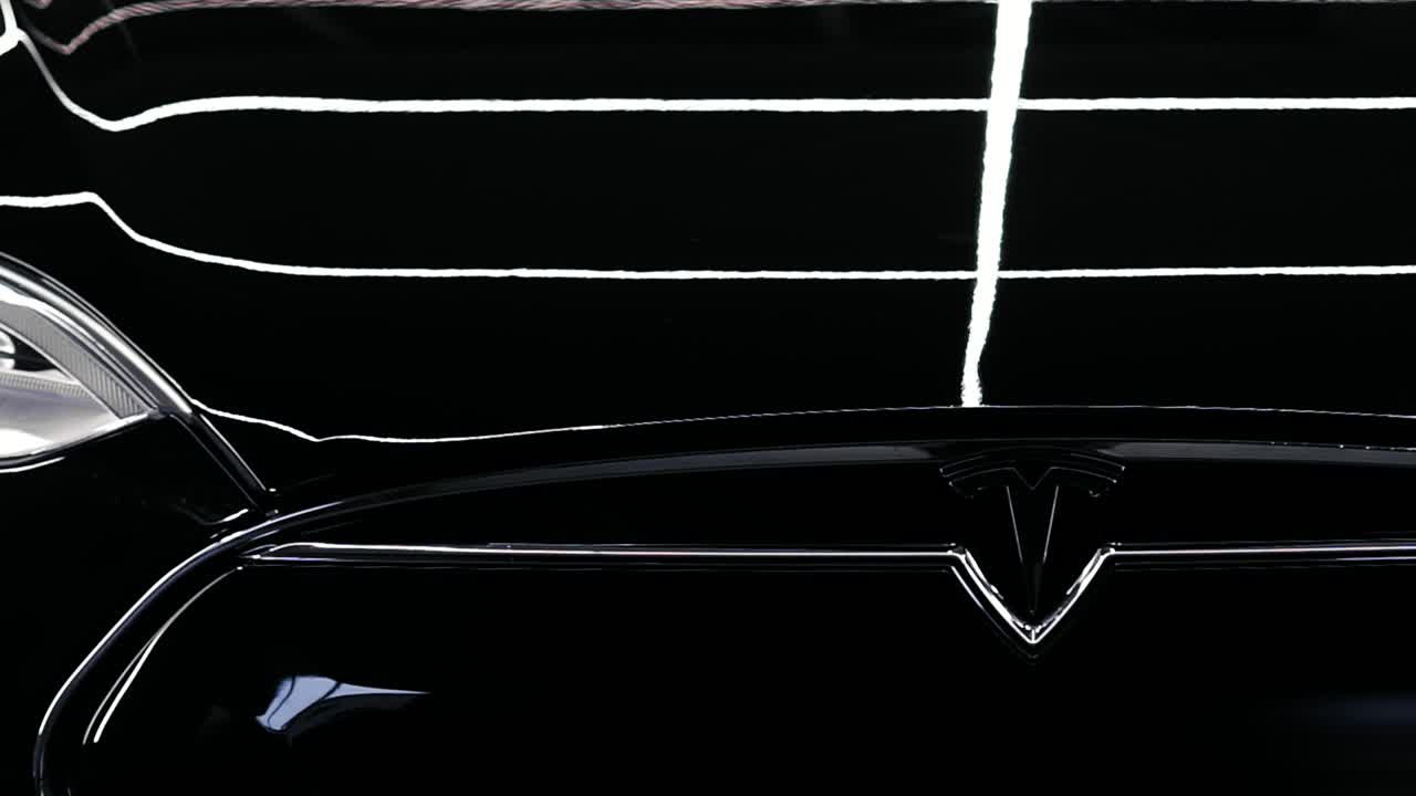 odessa, ucrania - 06 de diciembre de 2017 imágenes de promoción del nuevo coche tesla negro y brillante.