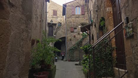 Spaziergang-Durch-Die-Straße-Mit-Antiken-Architekturen-Im-Dorf-Pitigliano-In-Der-Toskana,-Italien