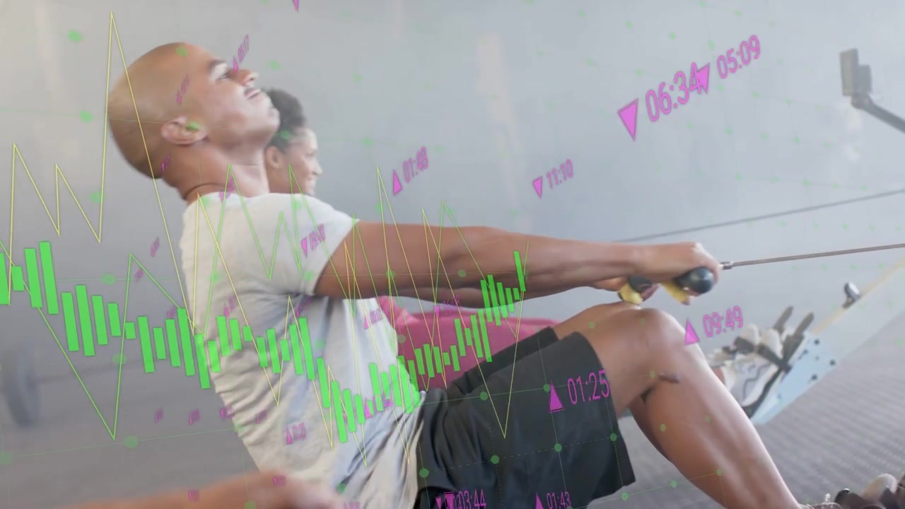 Ampia inquadratura che rivela un uomo in primo piano che rema durante un allenamento fitness, con interfaccia utente che traccia una forma d'onda verde e numeri rosa