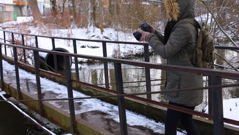 Frau-Fotografiert-Die-Verschneite-Natur.