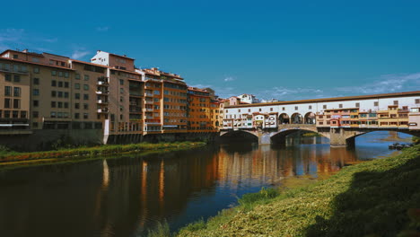 Ponte-Vecchio,-Alte-Brücke,-Mittelalterliche-Bogenbrücke-über-Den-Arno,-Florenz,-Italien