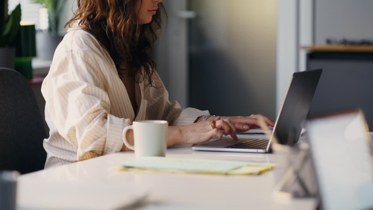 mujer trabajando en una computadora portátil en una oficina en casa