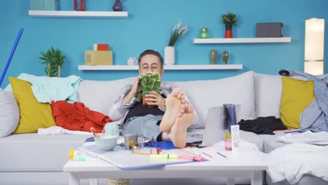 el perezoso deja su trabajo y juega con la flor.