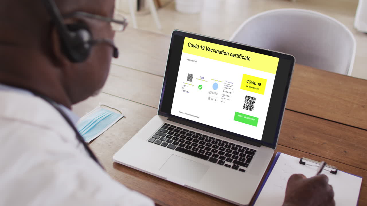hombre trabajando en el escritorio, certificado de vacunación contra la covid con código qr en la pantalla del portátil