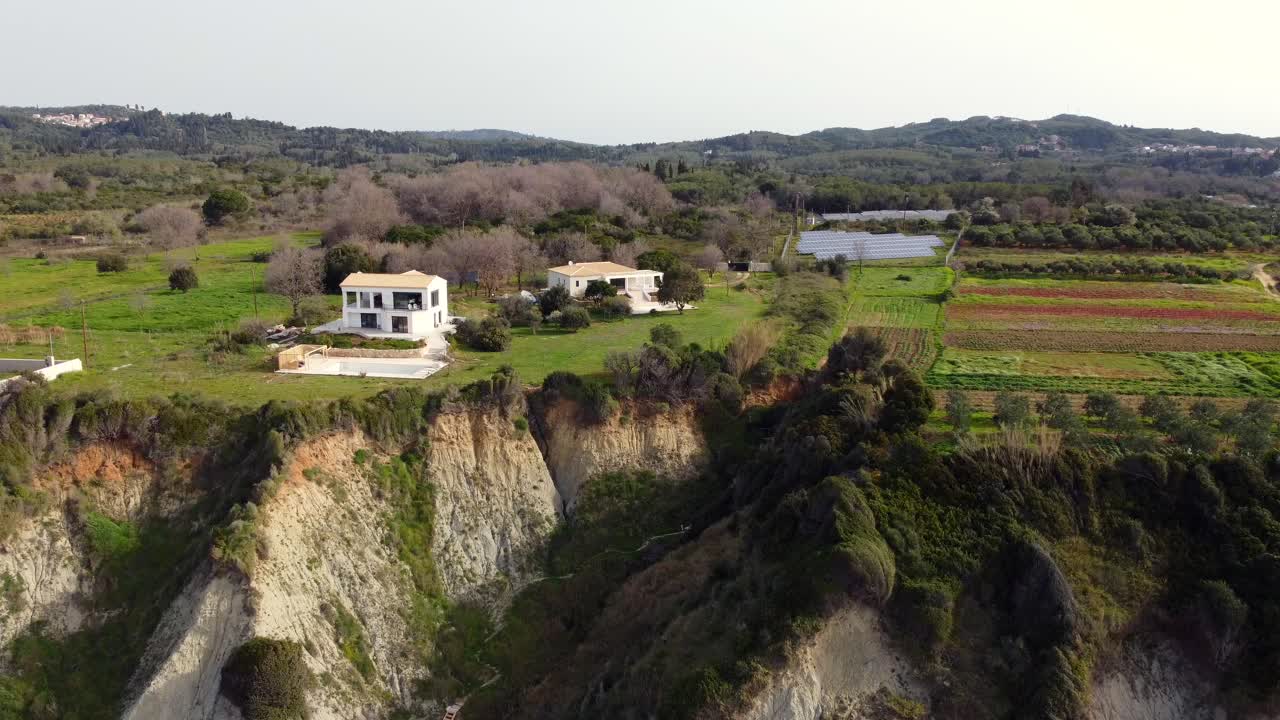 maravillosa vista aérea vuelo volar hacia adelante imágenes de drones a una villa de lujo en el paraíso naturaleza salvaje cañón sueño playa marathias malibu corfú grecia