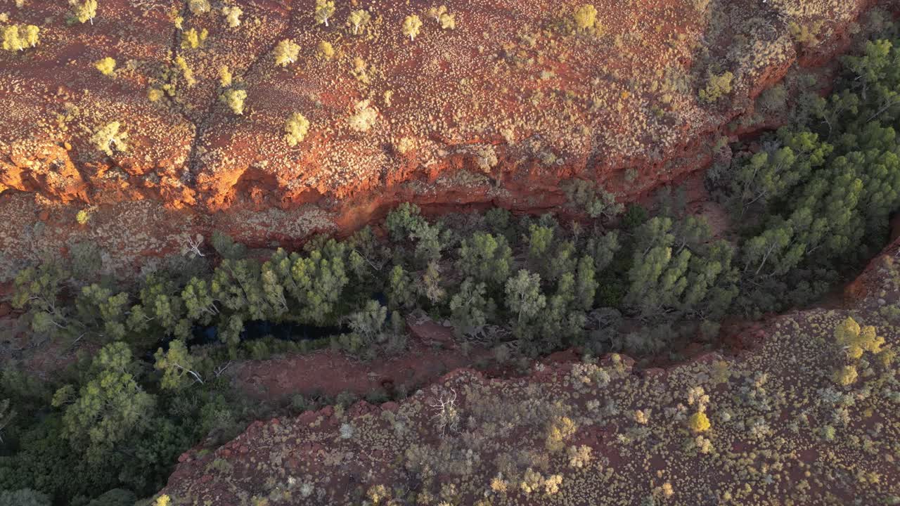 el profundo desfiladero de dales al atardecer, el parque nacional de kariini en australia occidental