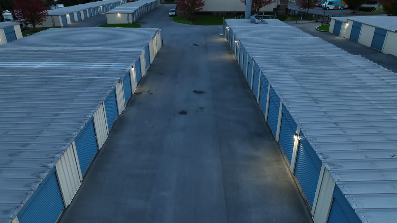vista aérea de una entrada de hormigón entre filas de unidades de almacenamiento azules