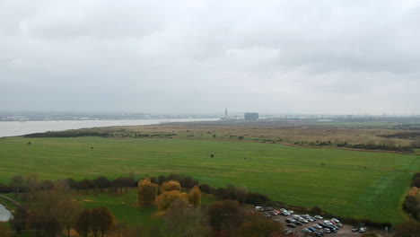 Coalhouse-Fort-Park-In-Essex-An-Einem-Grauen,-Bewölkten-Tag-Mit-Themse-Und-Tilbury-Docks-Im-Hintergrund