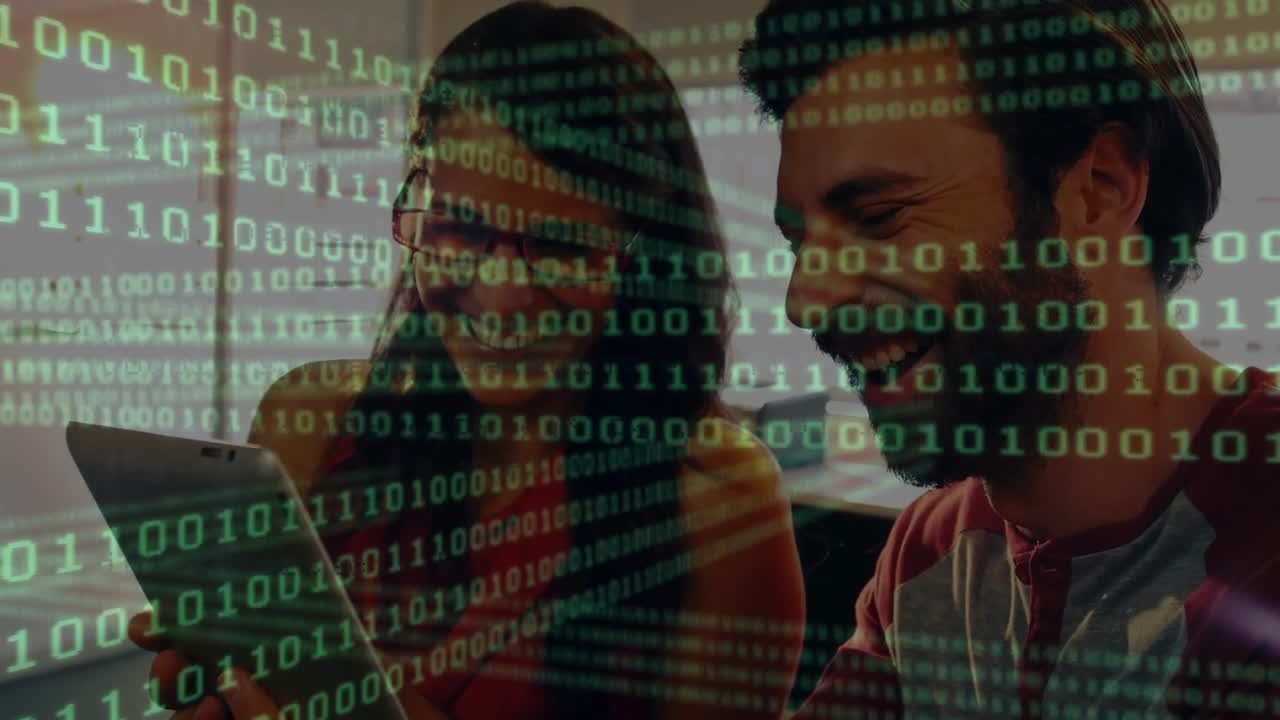 animación de procesamiento de datos de codificación binaria sobre diversas personas de negocios en la oficina.