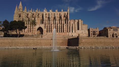 Blick-Auf-Die-Kathedrale-Von-Palma-De-Mallorca-An-Einem-Sonnigen-Tag