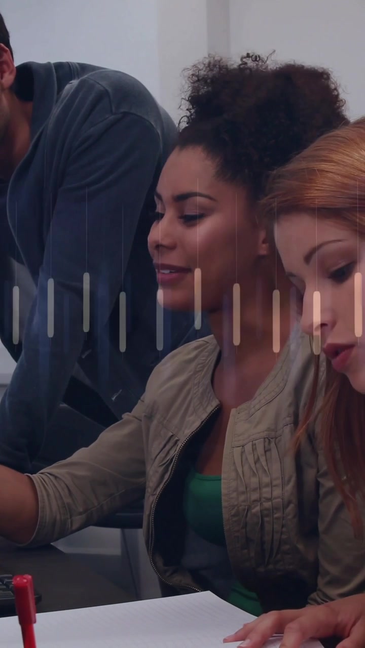 Vídeo vertical: Mulher líder digitando e iniciando barras animadas e linha amarela enquanto a equipe analisa dados