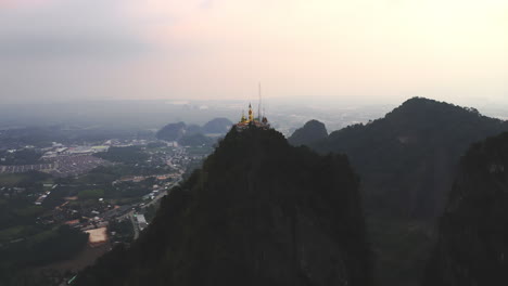 Tigerhöhlentempel-Auf-Einem-Hohen-Berg-über-Dem-Tal-In-Thailand