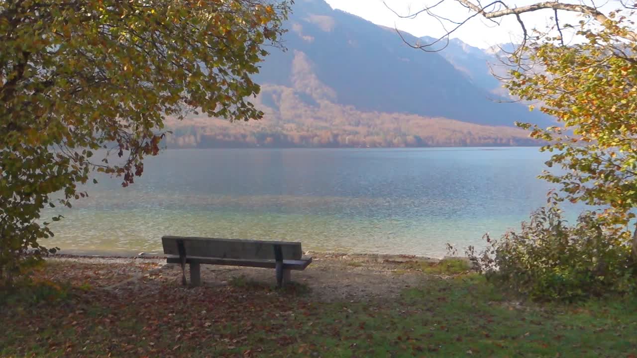 Paesaggio lacustre autunnale sereno con vista sulle montagne