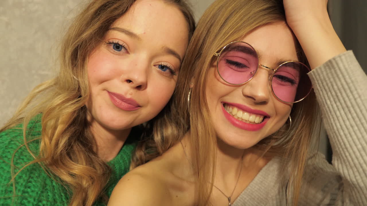 dos amigos divirtiéndose