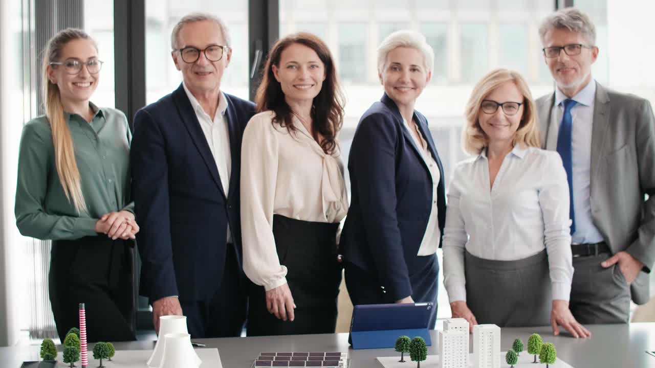 equipo de arquitectos en la oficina