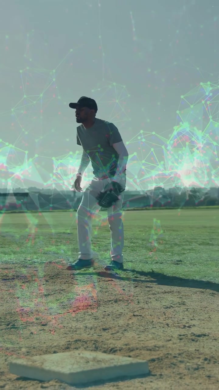 Video verticale: Giocatore di baseball che cammina nel campo interno, con una sovrapposizione a rete scintillante, mentre aggiusta il guanto preparandosi a lanciare.