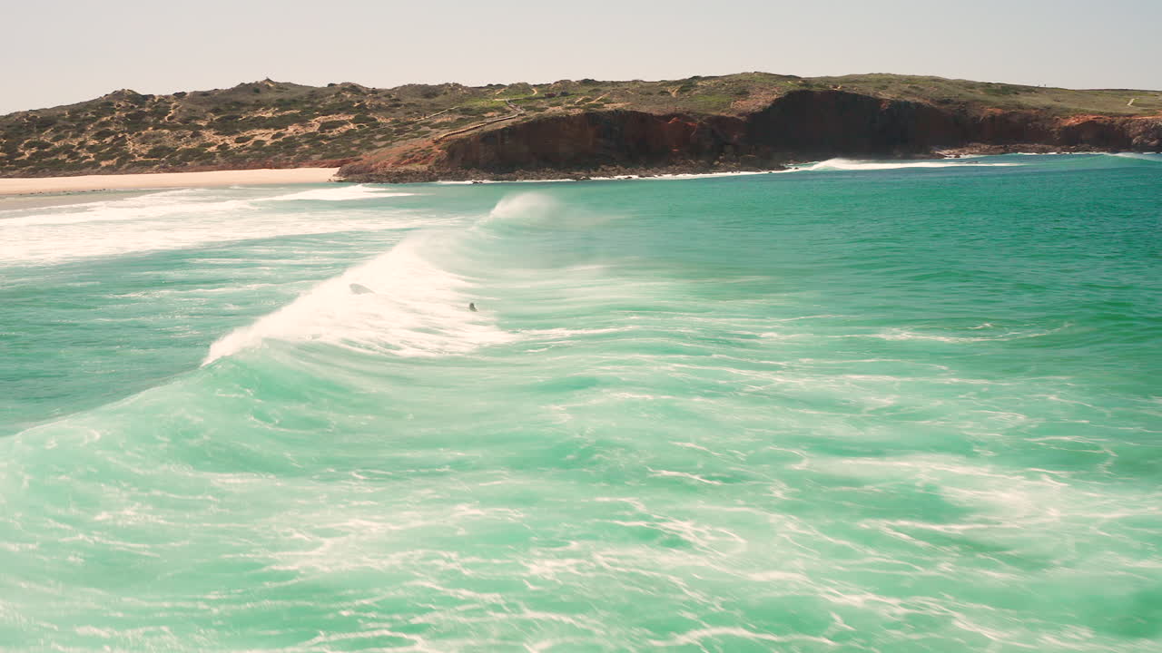antena: surfeando la playa de bordeira en el algarve, portugal