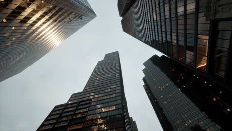 vista de abajo de un rascacielos moderno en el distrito comercial