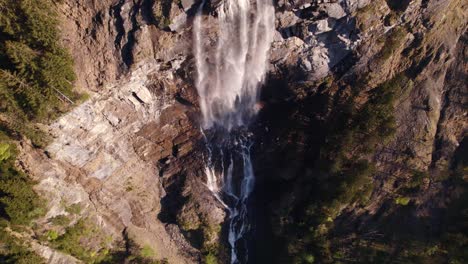 imágenes aéreas de drones que se elevan con vistas de arriba hacia abajo de una pintoresca cascada en grindelwald, suiza