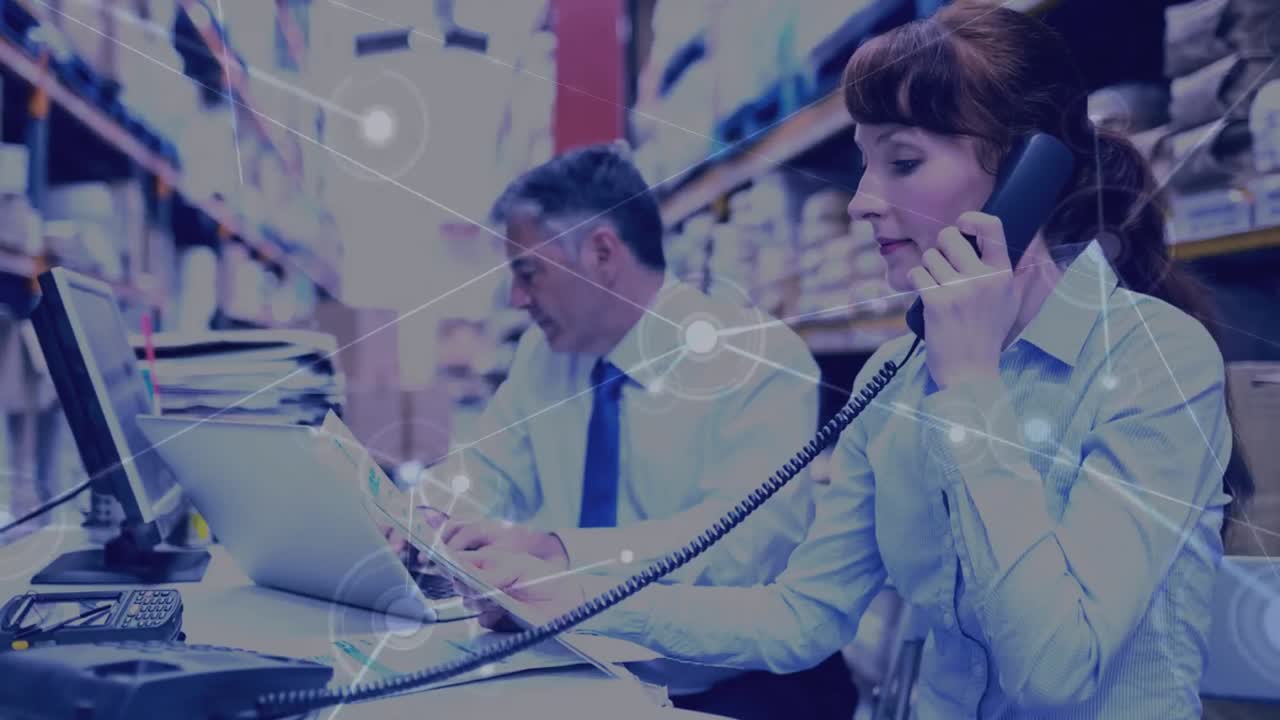 창고에서 일하는 남성과 여성의 창고 구성은 컨의 애니메이션과 결합됩니다.