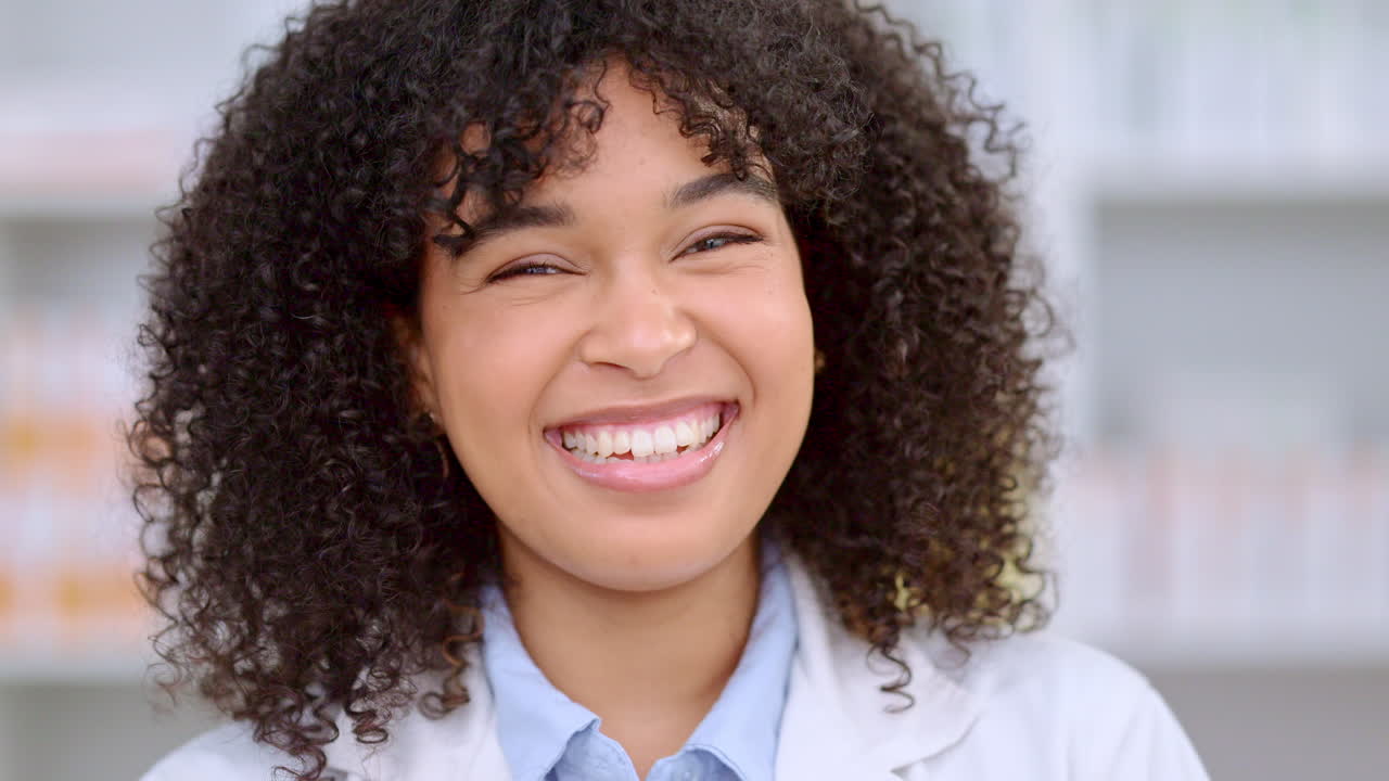 trabajador profesional de la salud entusiasmado por ayudar