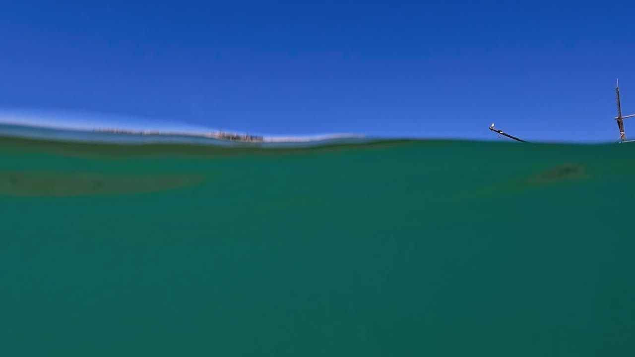 vista panorámica medio submarina de la plataforma de pesca de madera trabocchi frente al mar en un rompeolas rocoso en abruzzo, italia