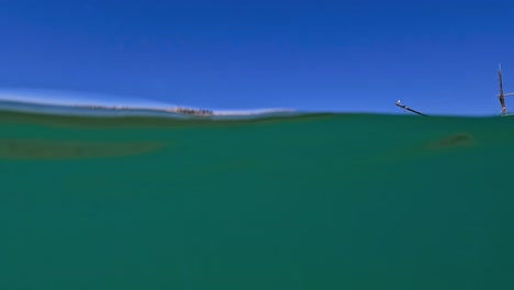vista panorámica medio submarina de la plataforma de pesca de madera trabocchi frente al mar en un rompeolas rocoso en abruzzo, italia