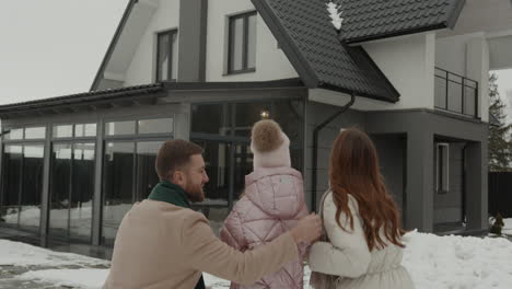 Family-in-the-backyard-of-their-house