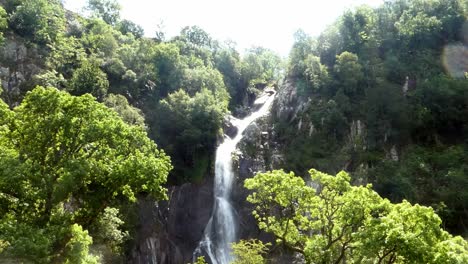 Aber-Falls-Snowdonia-Montaña-Parque-Nacional-Galés-Cascada-Exuberante-Follaje-Verde