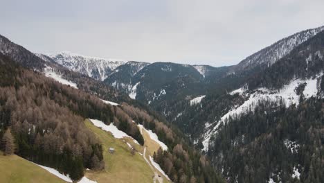 一架无人机飞过意大利阿尔卑斯山, 春天仍有雪