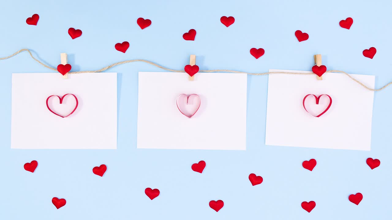 발렌타인 데이: 파란색 테마의 로프에 매달린 종이에 박동하는 심장의 움직임을 멈추십시오.