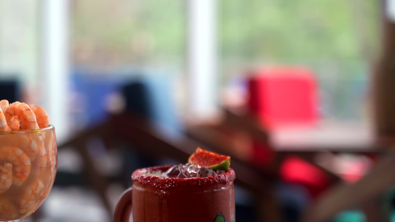 셰프 슬라이더 샷으로 새우 칵테일 디테일 샷